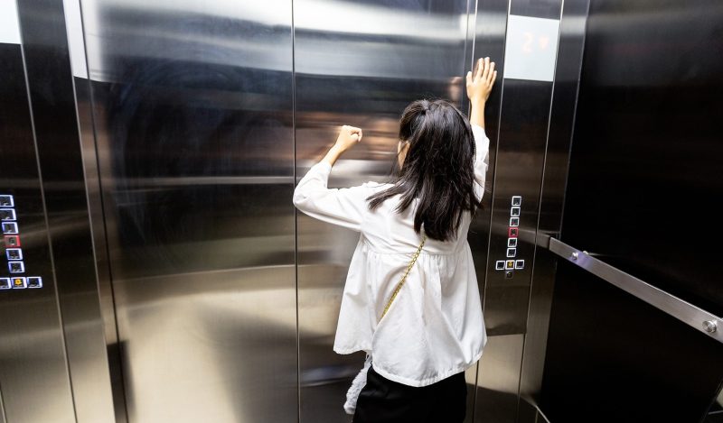 اگر در آسانسور گیر کردیم چه کنیم؟