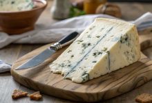 چرا خوردن بعضی از پنیرهای کپک زده بی‌خطر است؟