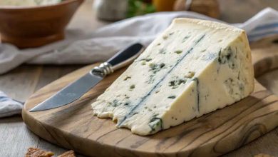 چرا خوردن بعضی از پنیرهای کپک زده بی‌خطر است؟