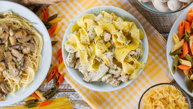 طرز تهیه سالاد ماکارونی با مرغ و قارچ