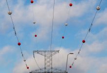 توپ‌های نارنجی روی سیم‌های برق