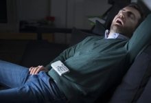 چرا خوابیدن روی مبل گاهی از تخت راحت‌تر است؟