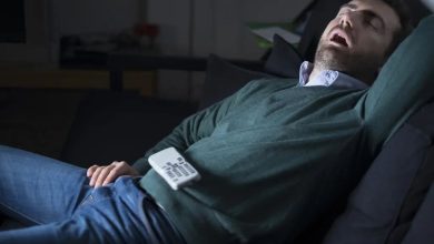 چرا خوابیدن روی مبل گاهی از تخت راحتتر است؟