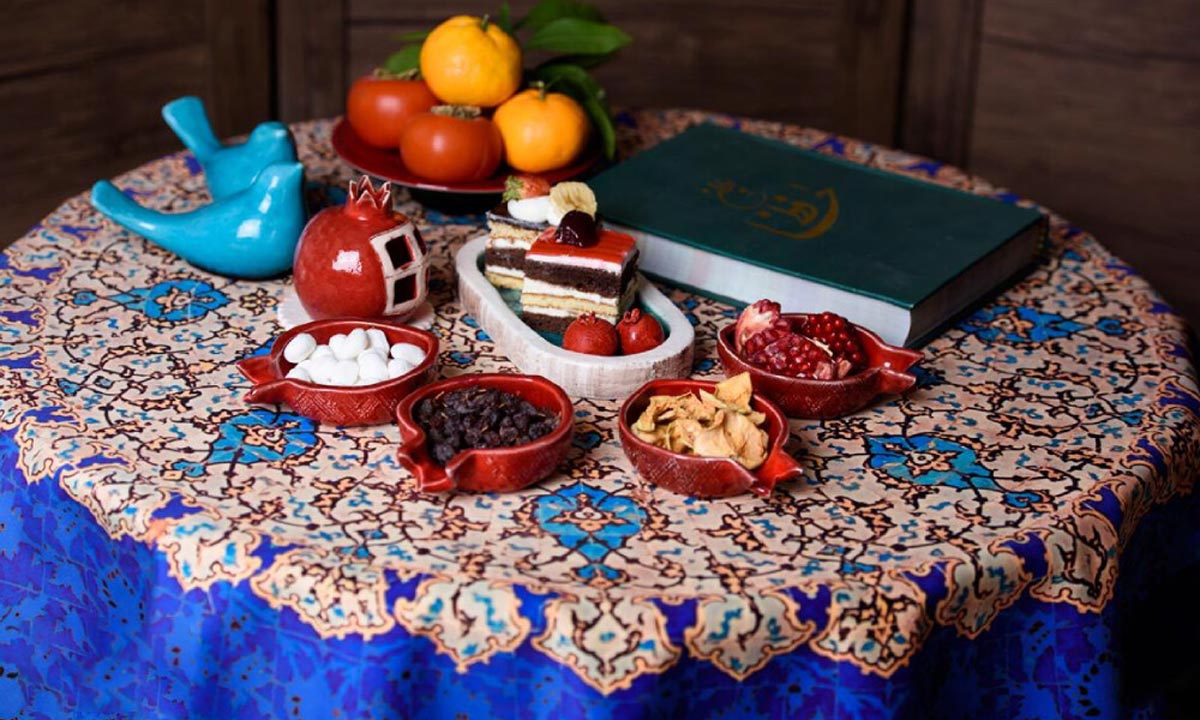 استفاده از ظروف صنایع دستی در تزیین سفره یلدا