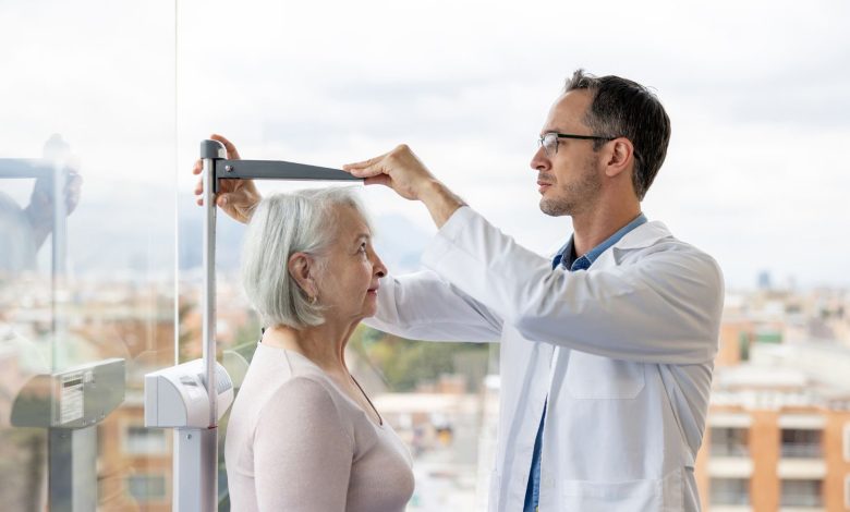 چرا قد ما با افزایش سن کوتاه می‌شود