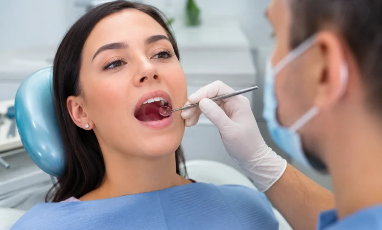 علت سفید شدن لثه بعد از جراحی دندان چیست؟ طبیعی یا نشانه خطر!