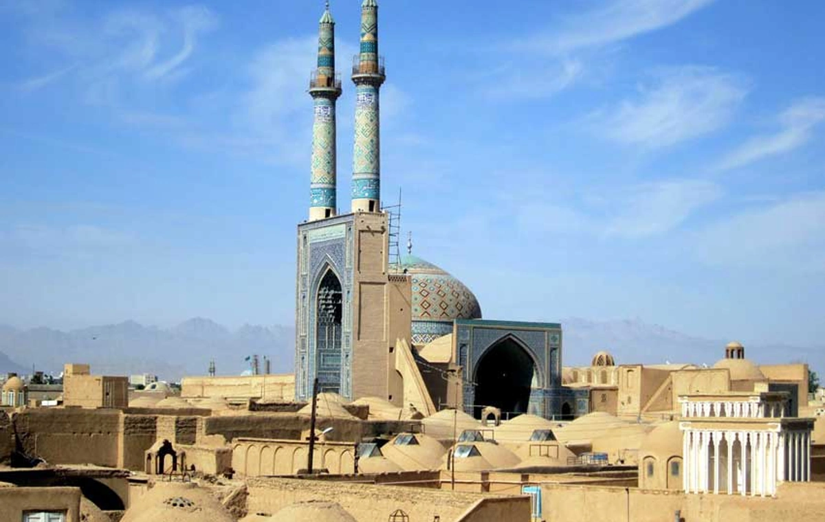 مسجد جامع یزد؛ نمایی فیروزهای در میان بافت خشتی