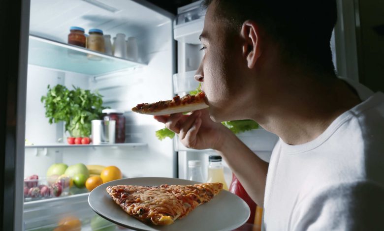 چرا شبها هوس تنقلات میکنیم؟ اشتباه غذایی که از صبح شروع میشود