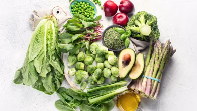 کمبود ویتامین K چه نشانههایی دارد؟ از خونریزی غیرعادی تا ضعف استخوان و سلامت قلب
